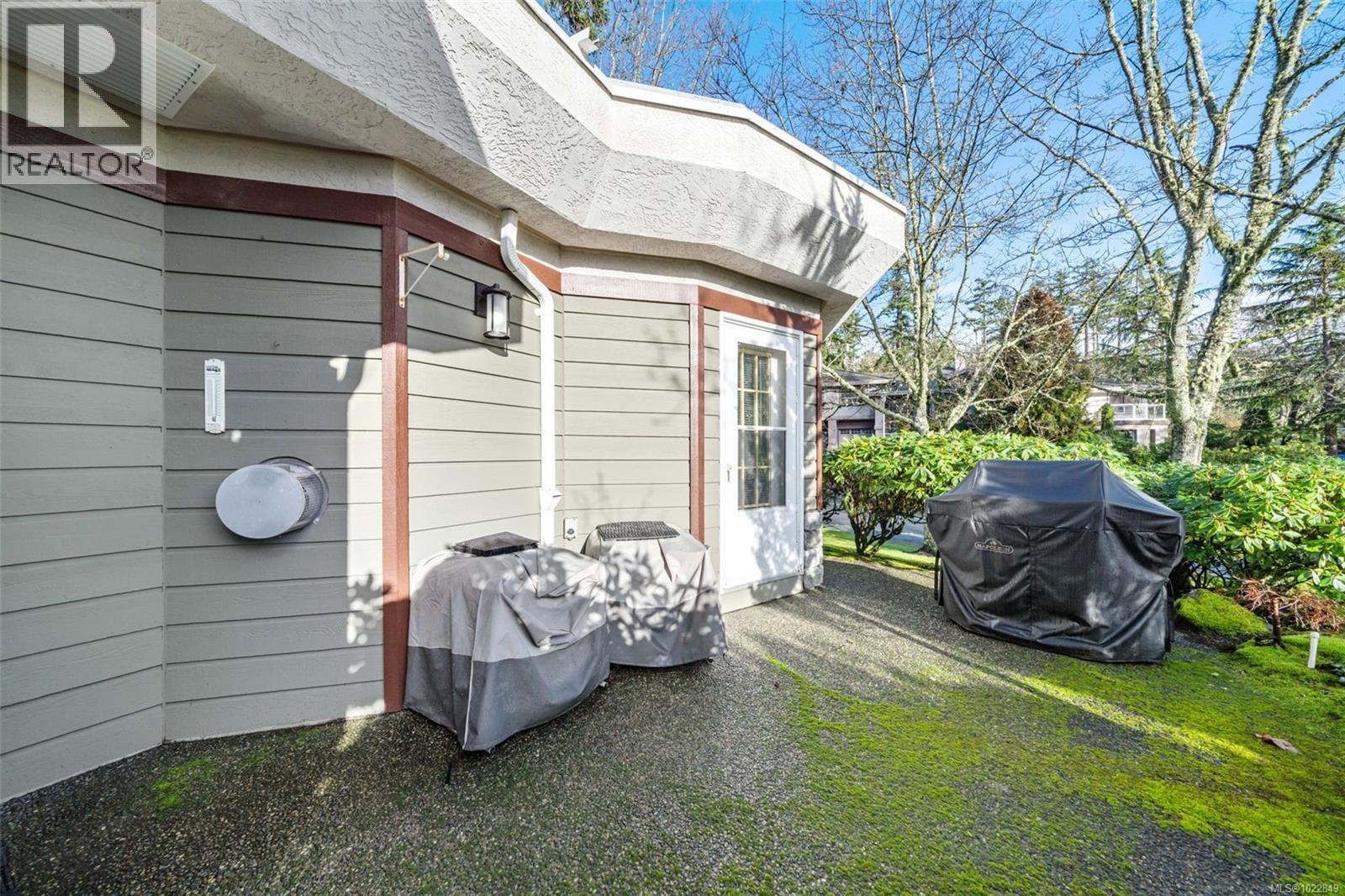 12 1063 Valewood Trail, Saanich