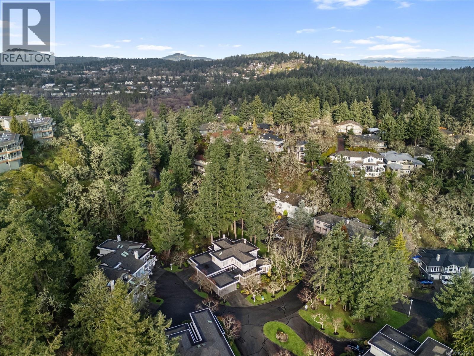 12 1063 Valewood Trail, Saanich