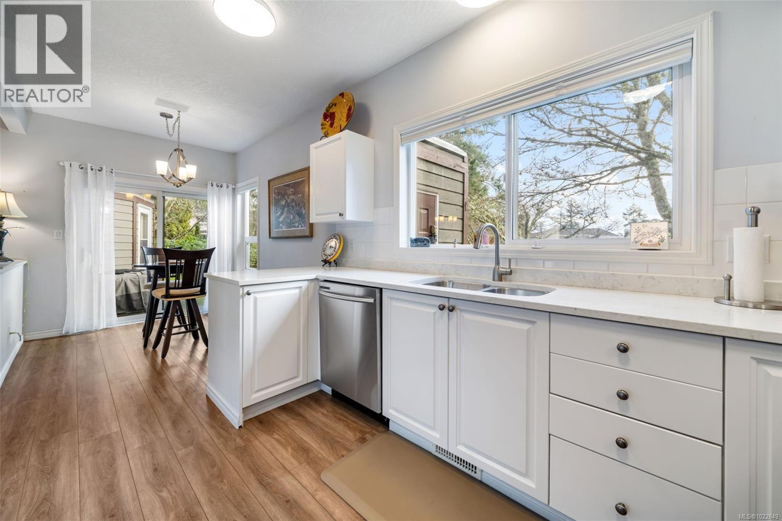 12 1063 Valewood Trail, Saanich