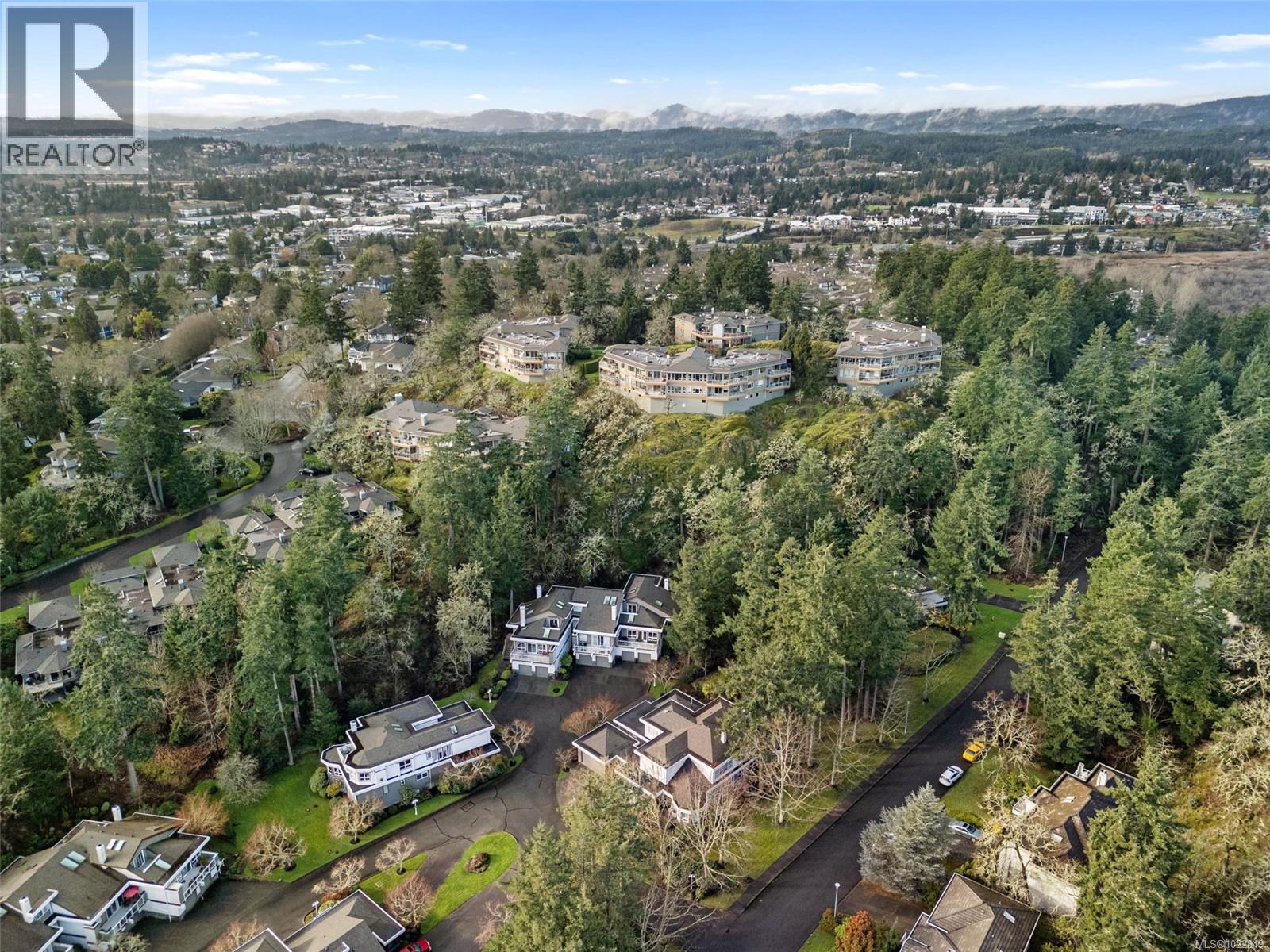 12 1063 Valewood Trail, Saanich