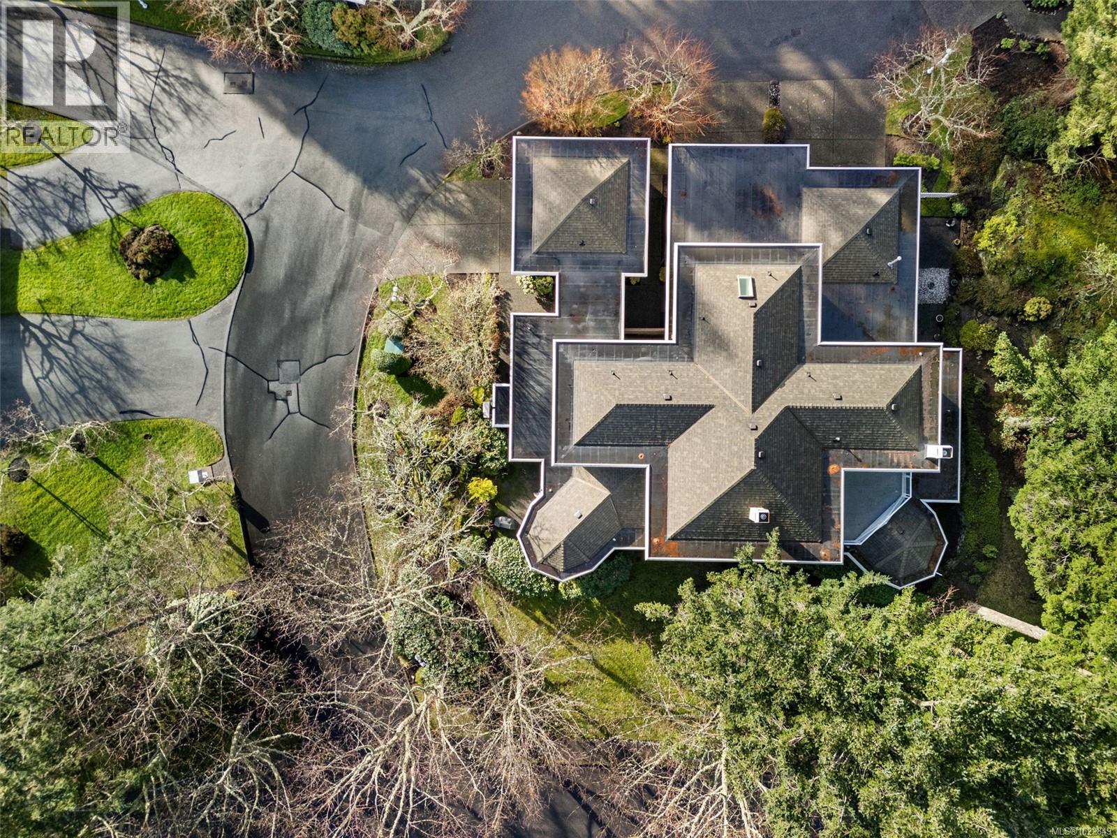 12 1063 Valewood Trail, Saanich