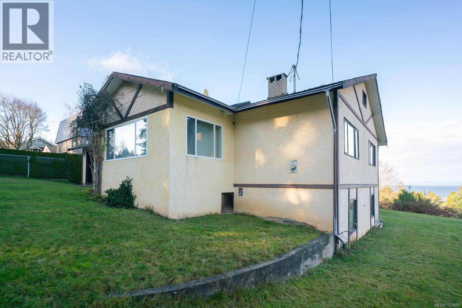 135 Sunningdale Rd W, Qualicum Beach