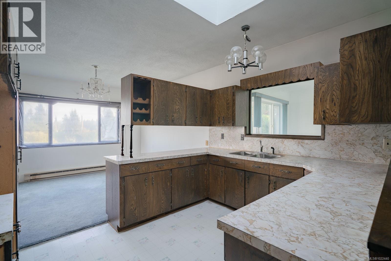 135 Sunningdale Rd W, Qualicum Beach