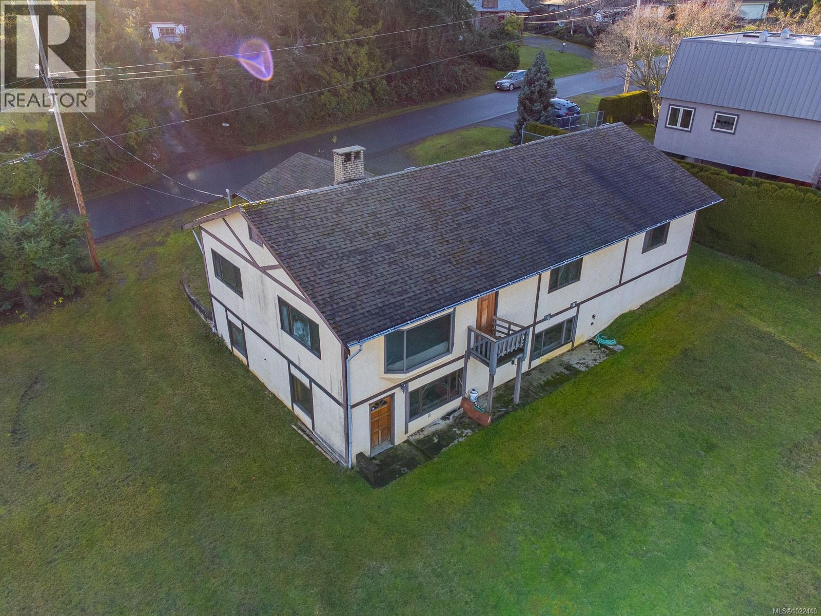 135 Sunningdale Rd W, Qualicum Beach