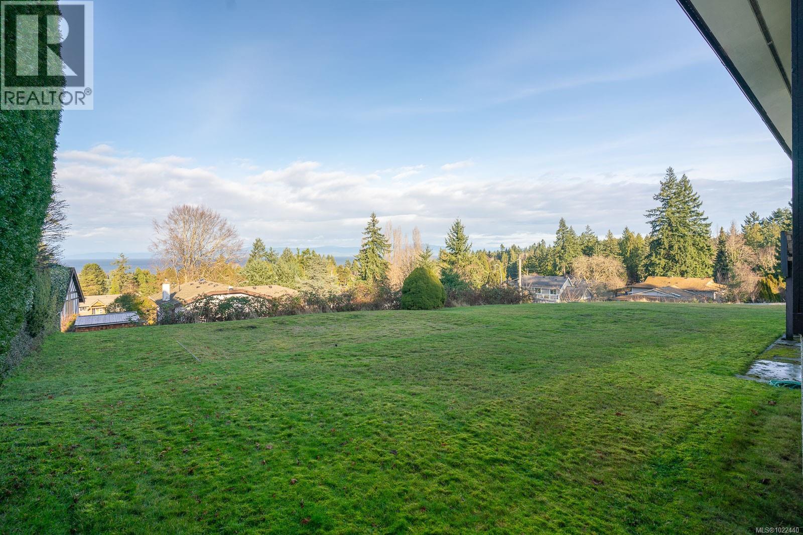 135 Sunningdale Rd W, Qualicum Beach
