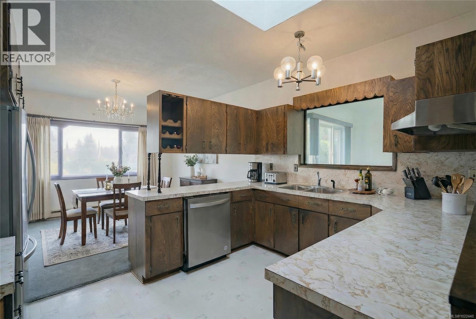 135 Sunningdale Rd W, Qualicum Beach