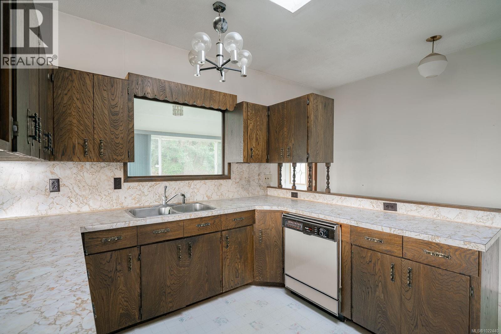 135 Sunningdale Rd W, Qualicum Beach