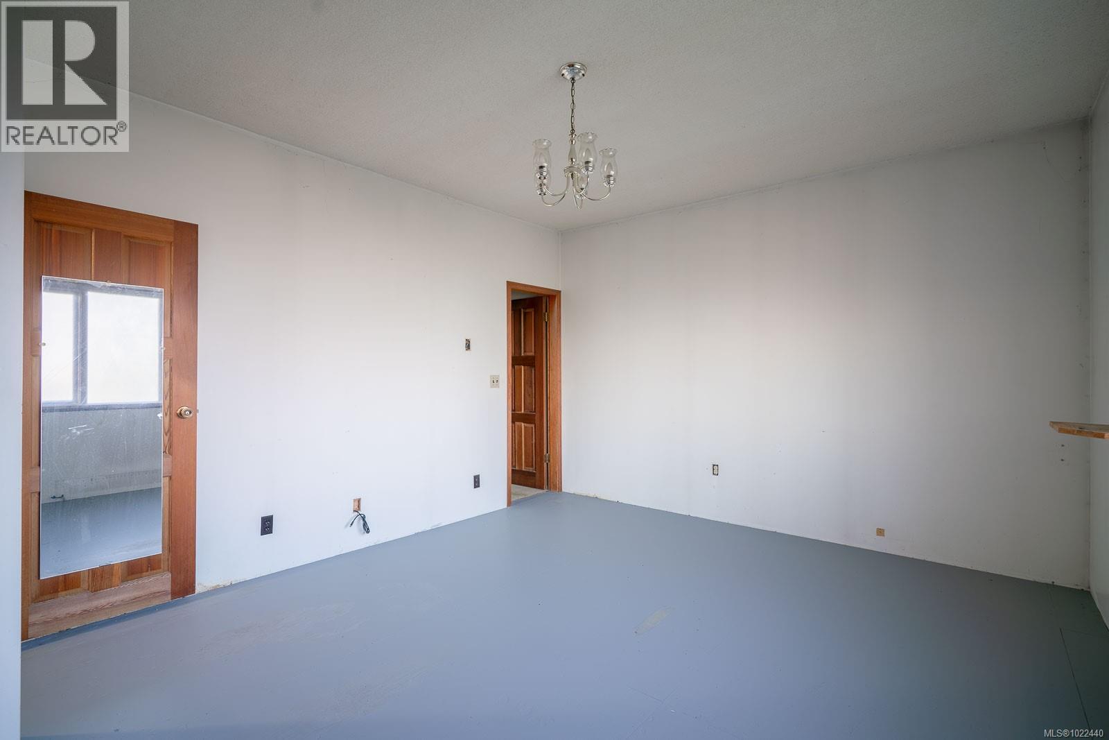 135 Sunningdale Rd W, Qualicum Beach