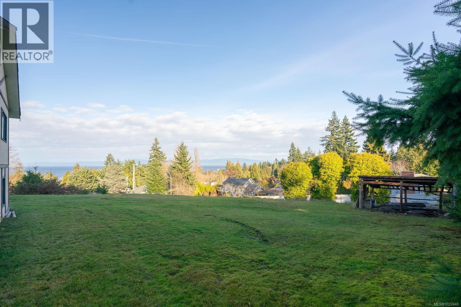 135 Sunningdale Rd W, Qualicum Beach