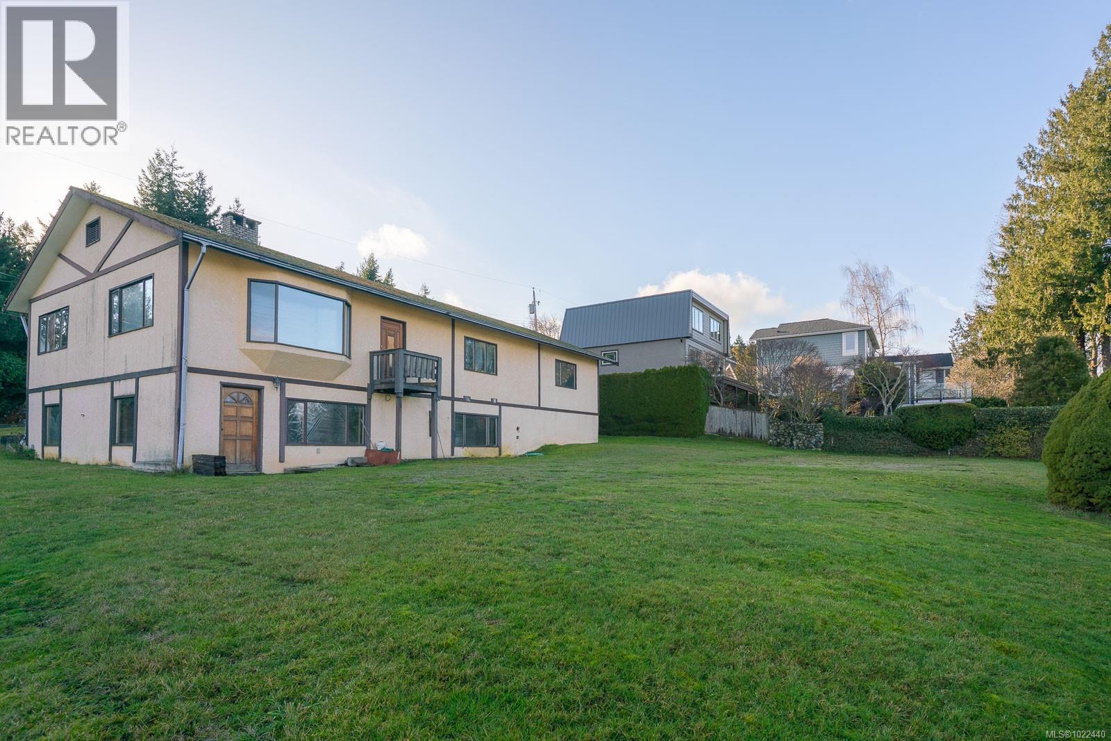 135 Sunningdale Rd W, Qualicum Beach