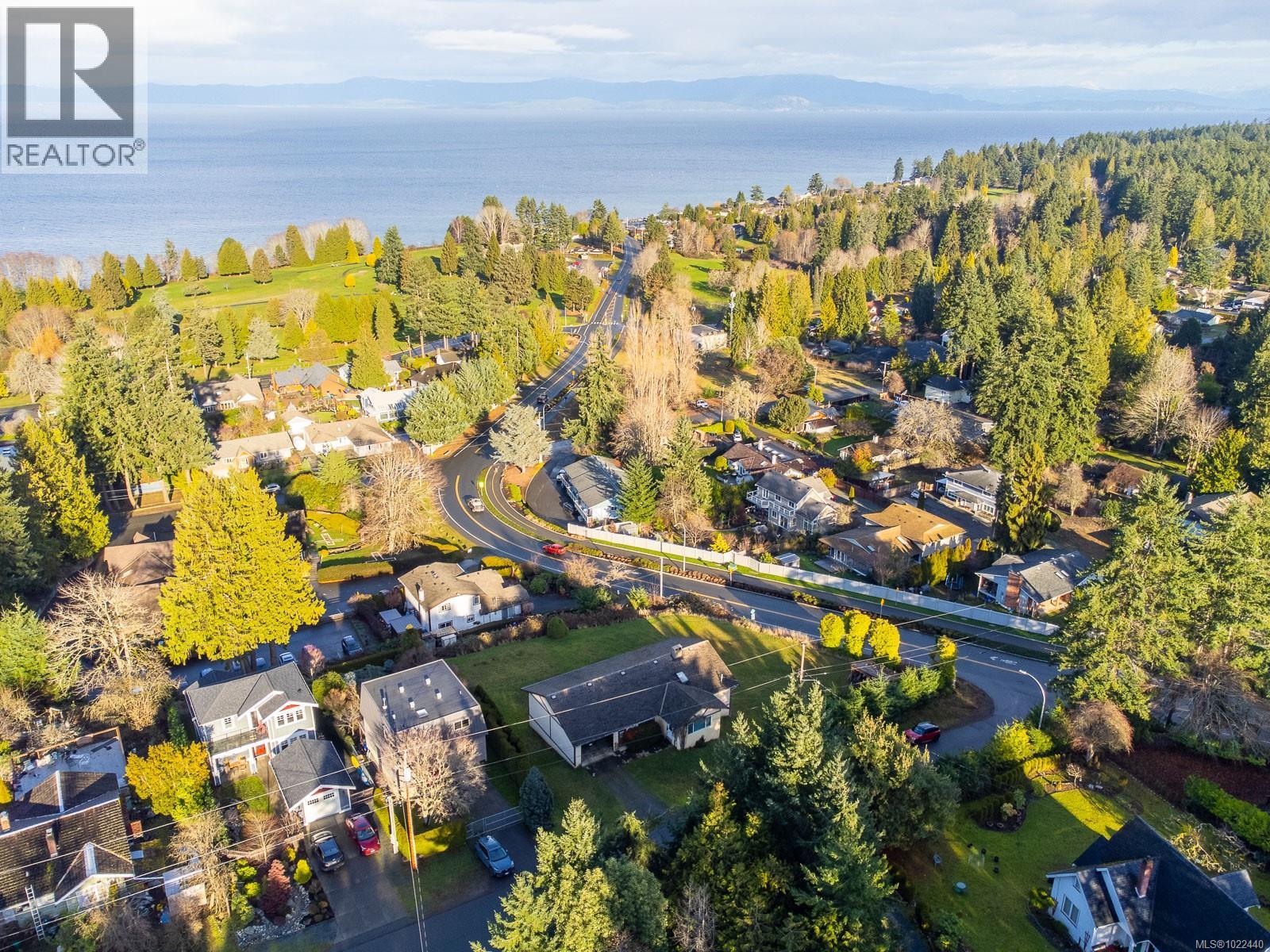 135 Sunningdale Rd W, Qualicum Beach