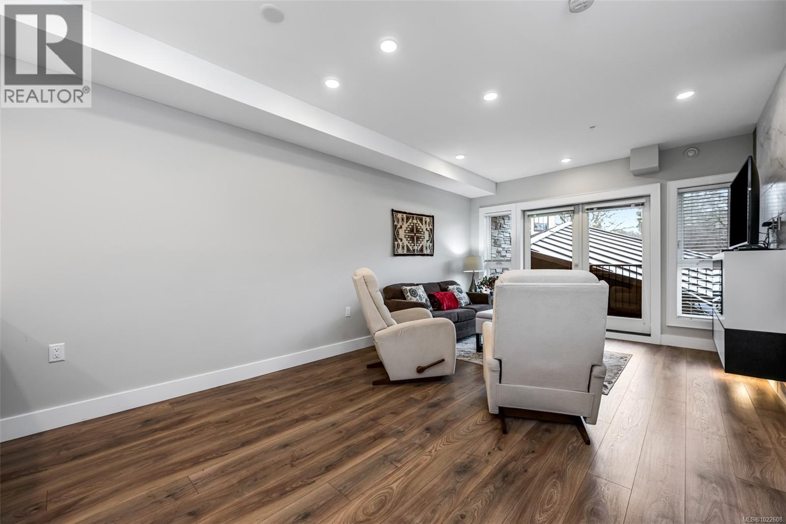 201 747 Travino Lane, Saanich