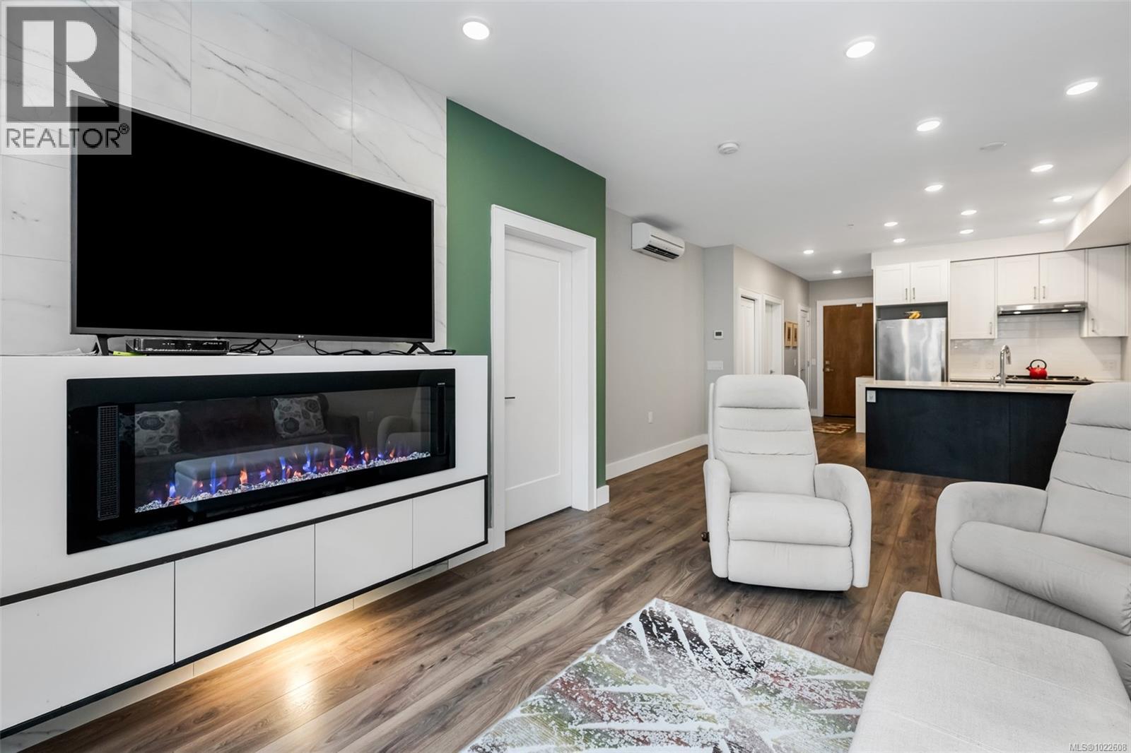 201 747 Travino Lane, Saanich