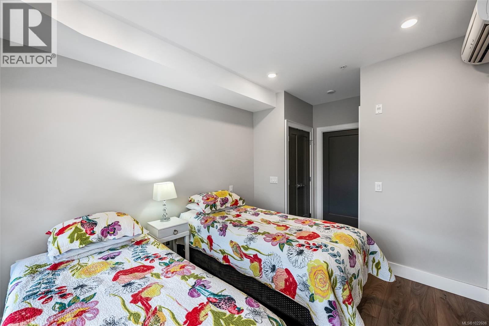 201 747 Travino Lane, Saanich