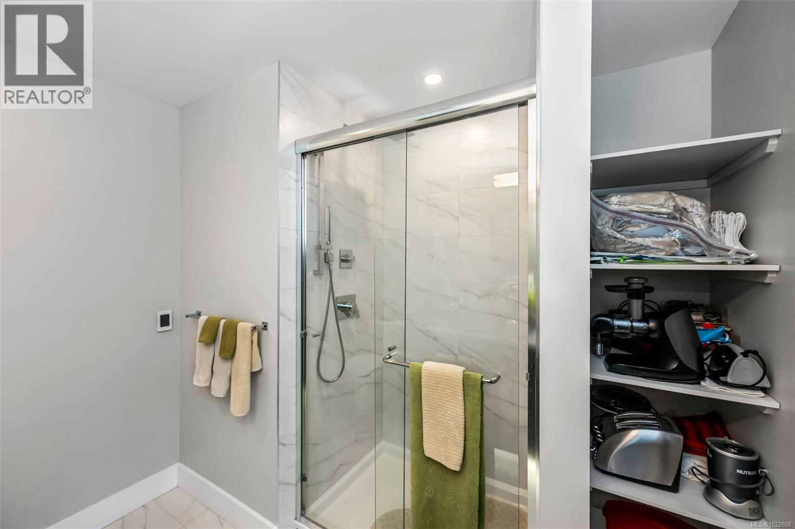 201 747 Travino Lane, Saanich