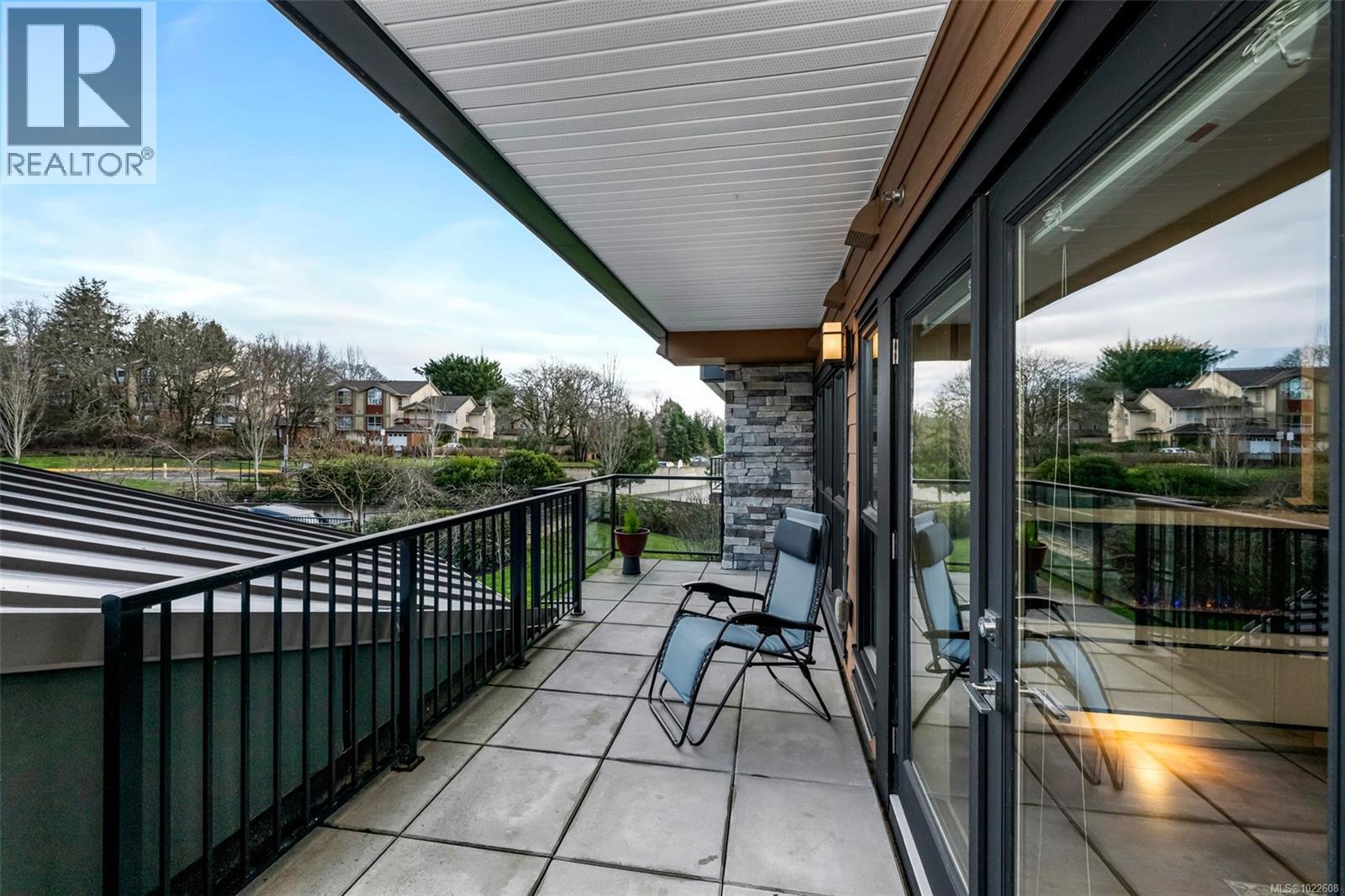 201 747 Travino Lane, Saanich