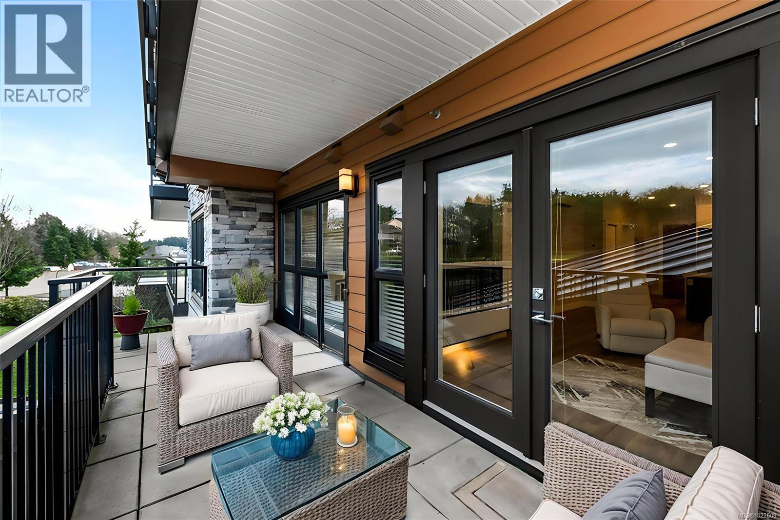 201 747 Travino Lane, Saanich