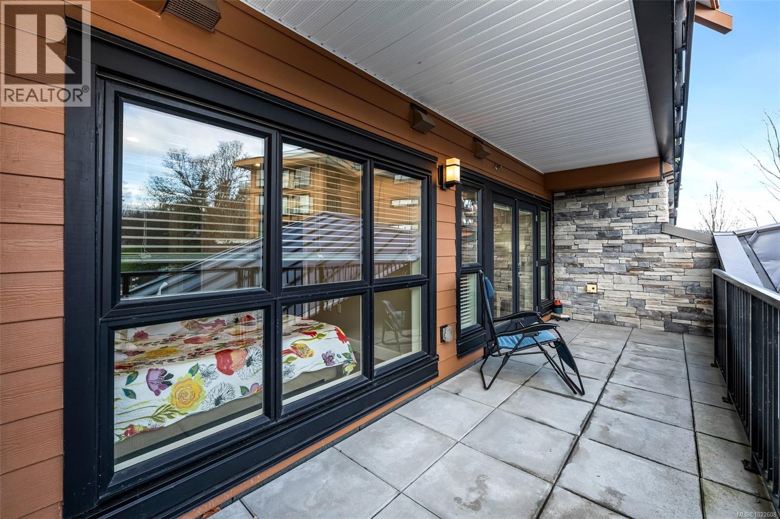 201 747 Travino Lane, Saanich