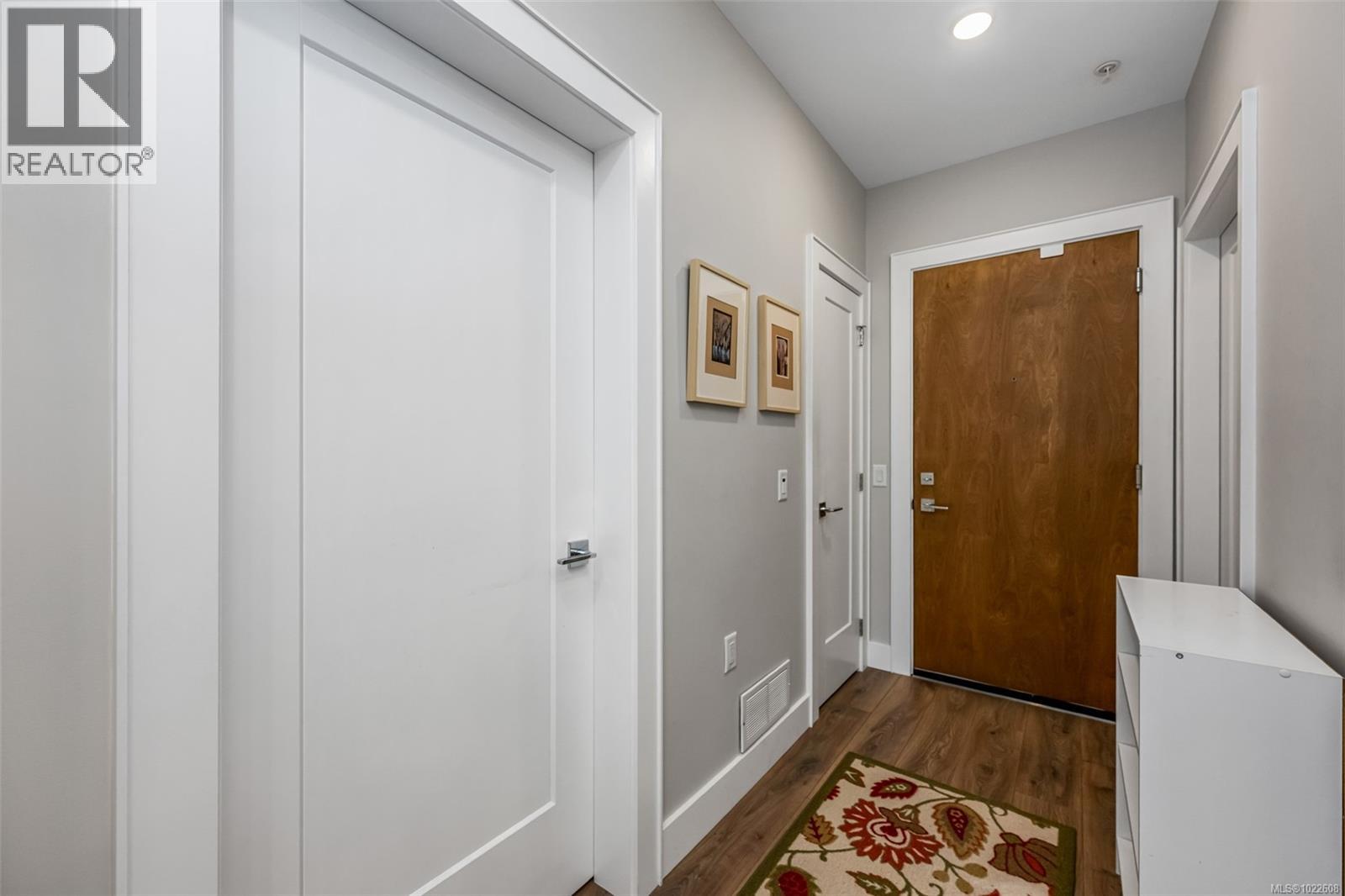 201 747 Travino Lane, Saanich