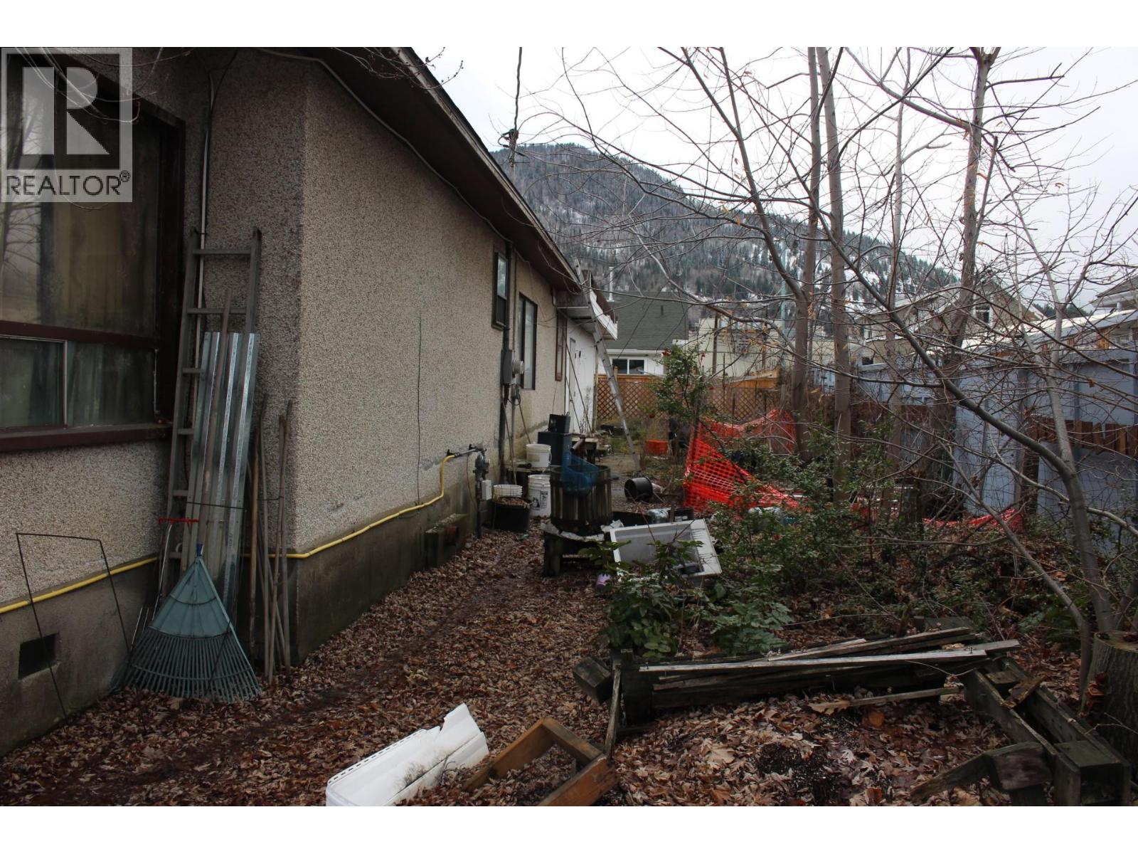 1594 Fourth Avenue, Trail