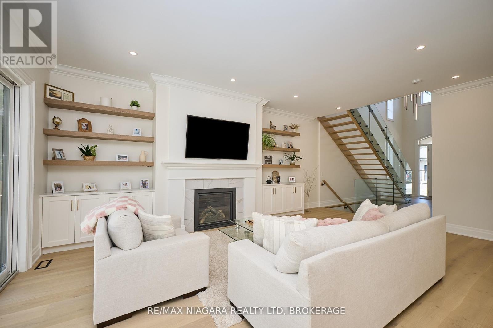 21 IVY CRESCENT - 10