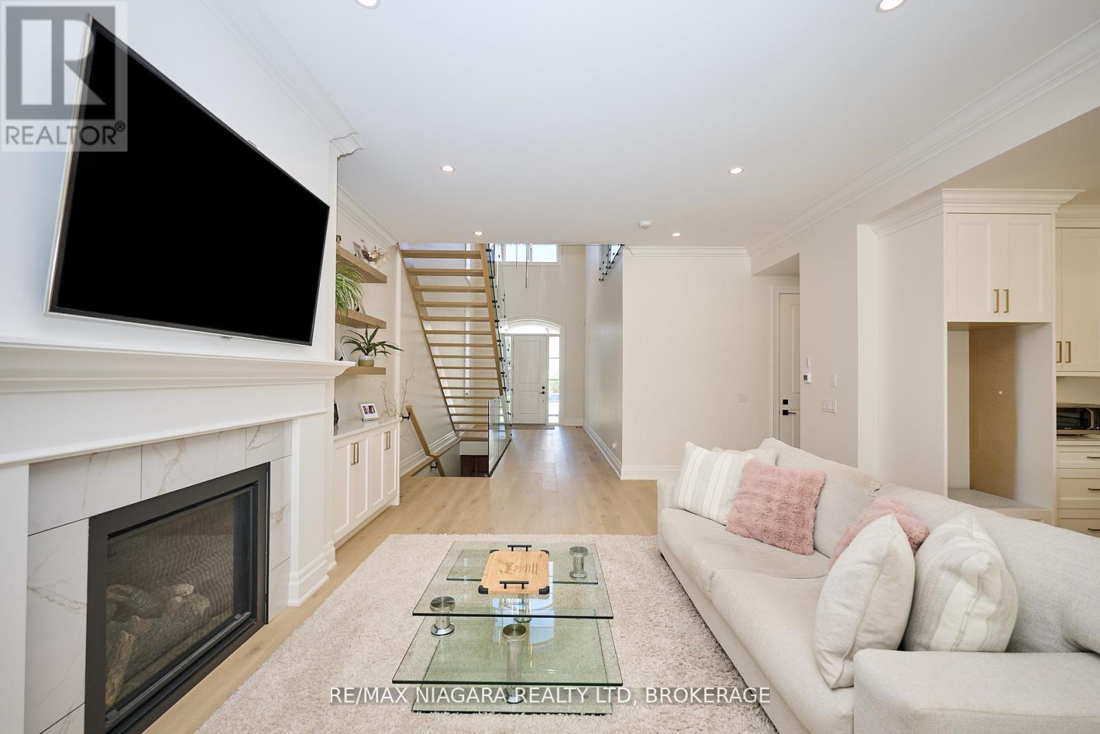 21 IVY CRESCENT - 11