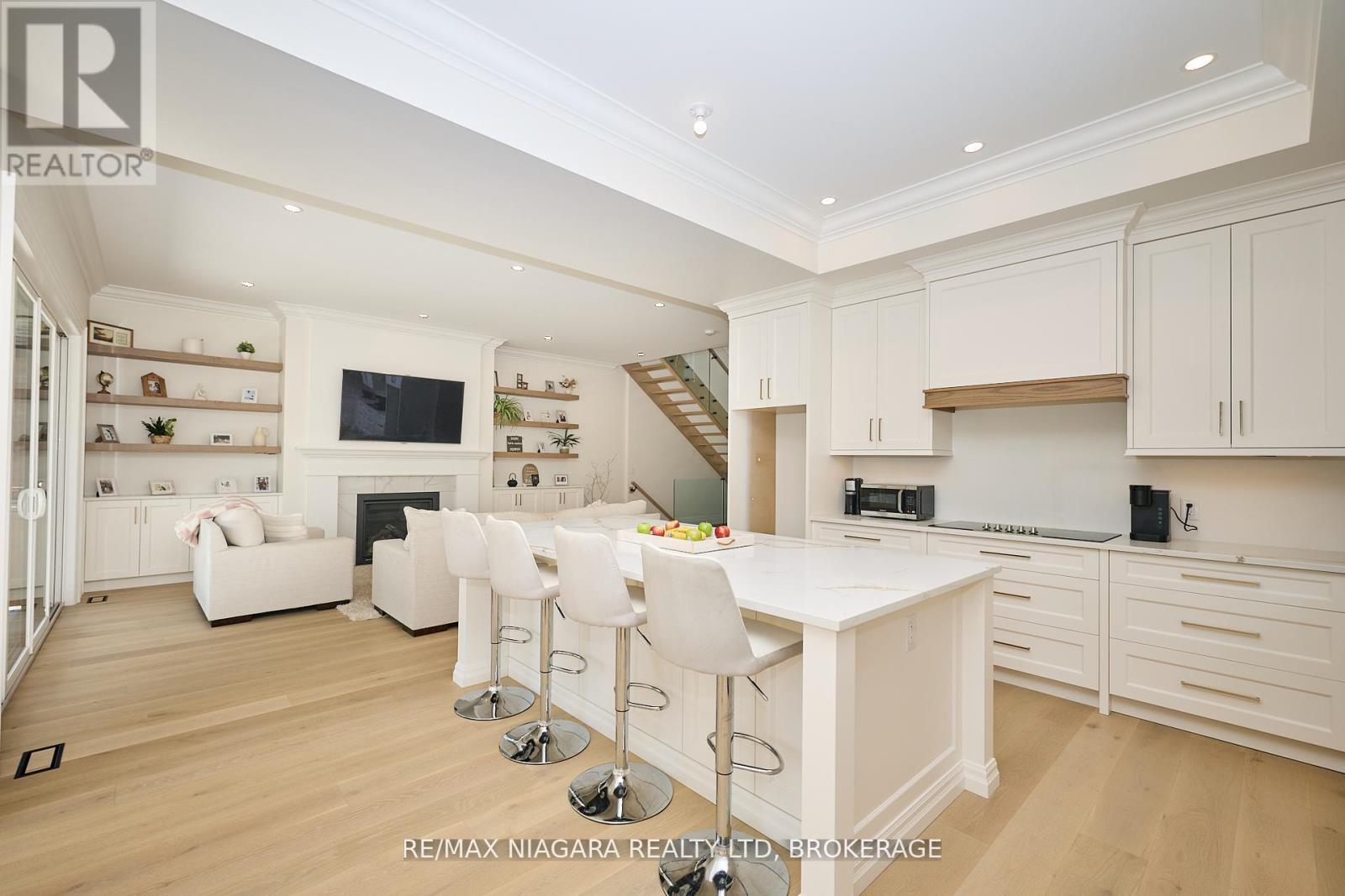 21 IVY CRESCENT - 17