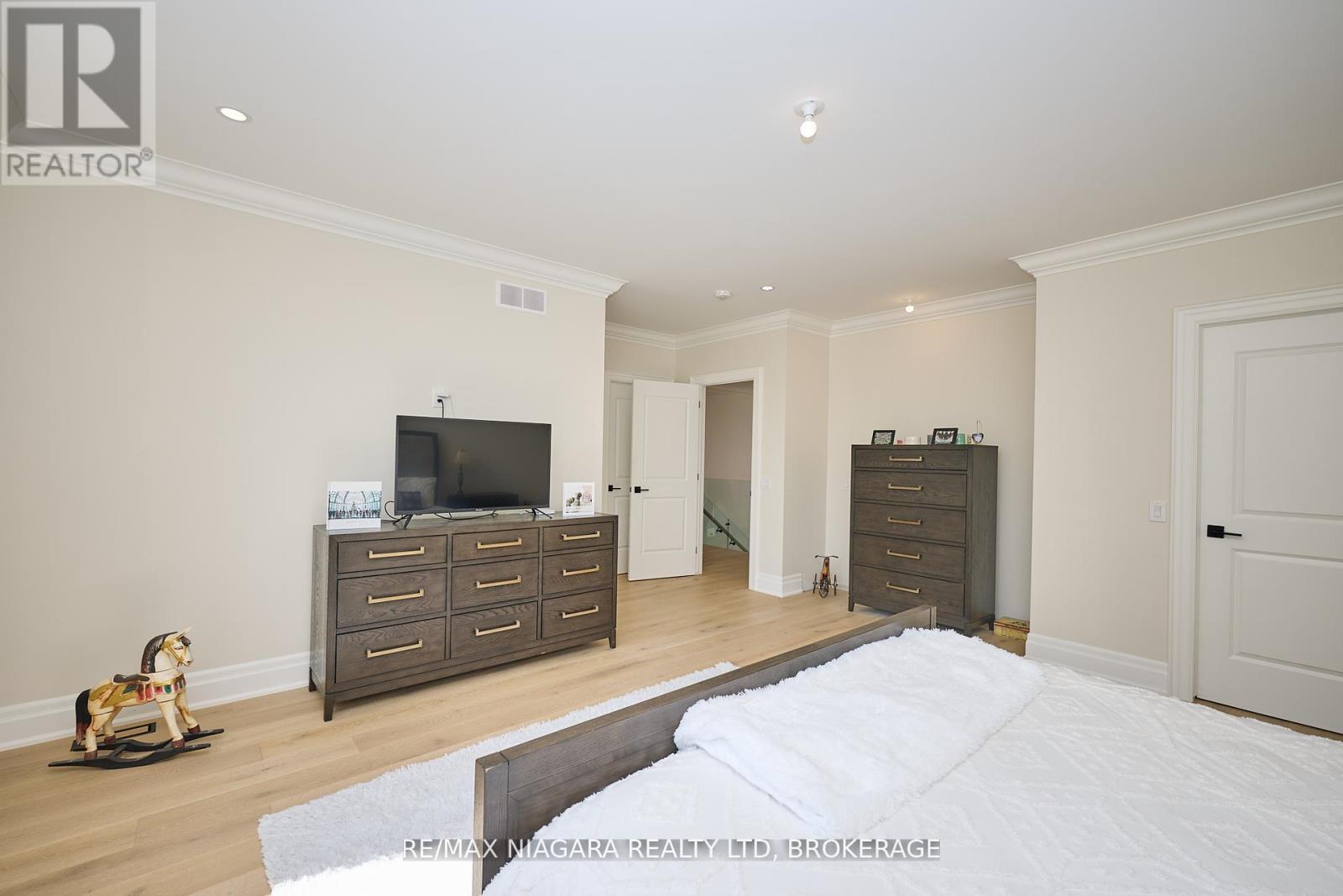 21 IVY CRESCENT - 24