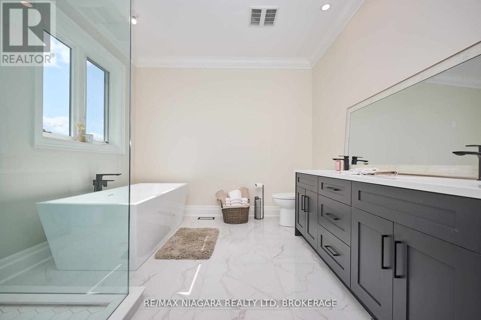 21 IVY CRESCENT - 26