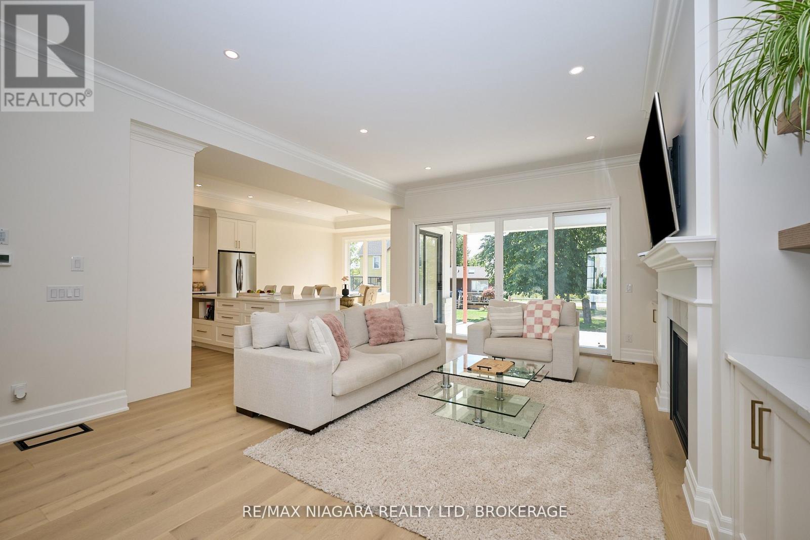 21 IVY CRESCENT - 7