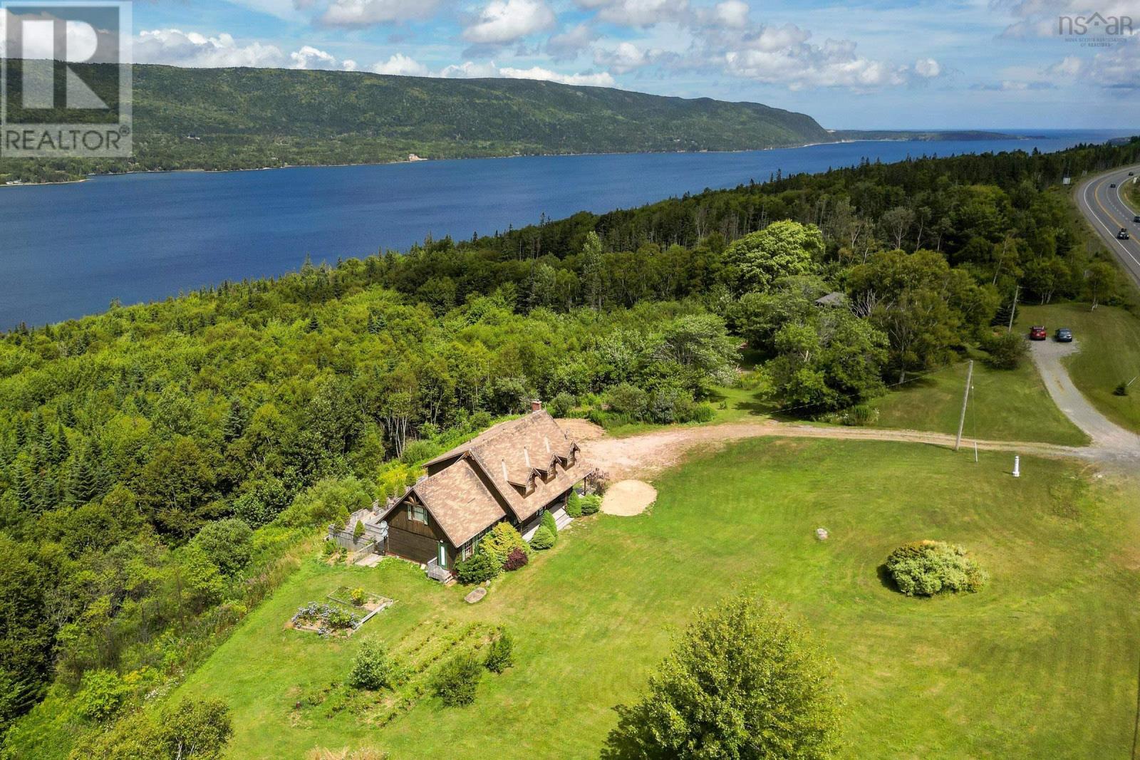 Property 4 of 49 of 776 105 Highway