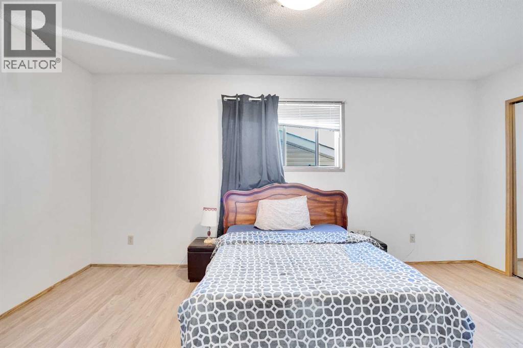 Single Family House Bi-level for Sale in  Erin Park Drive SE Erin Woods Calgary 