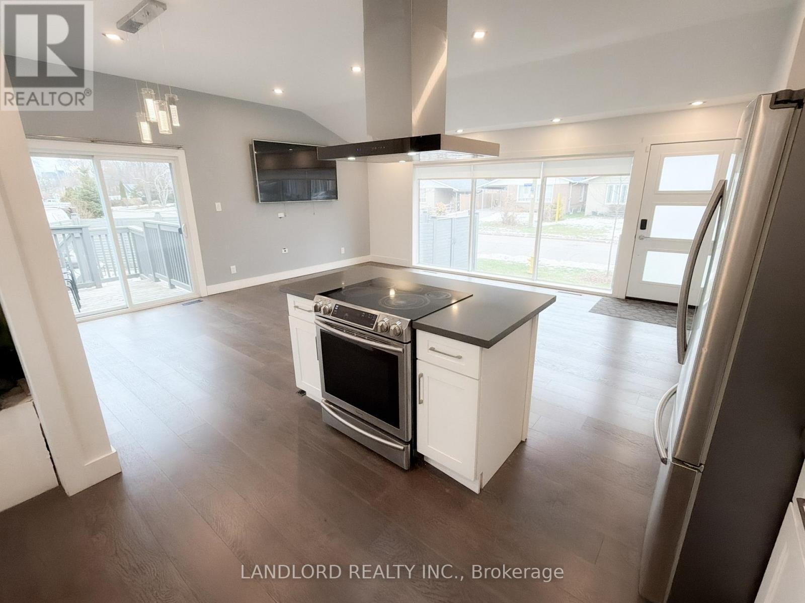 18 Deerfield Road Main Floor