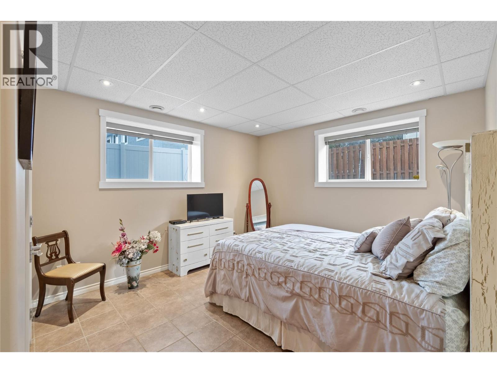 2535 VALLEYVIEW DRIVE - 25