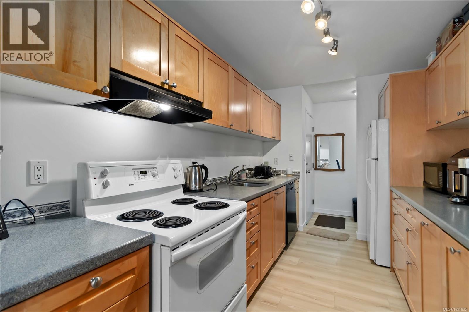 308 3255 Glasgow Avenue, Saanich