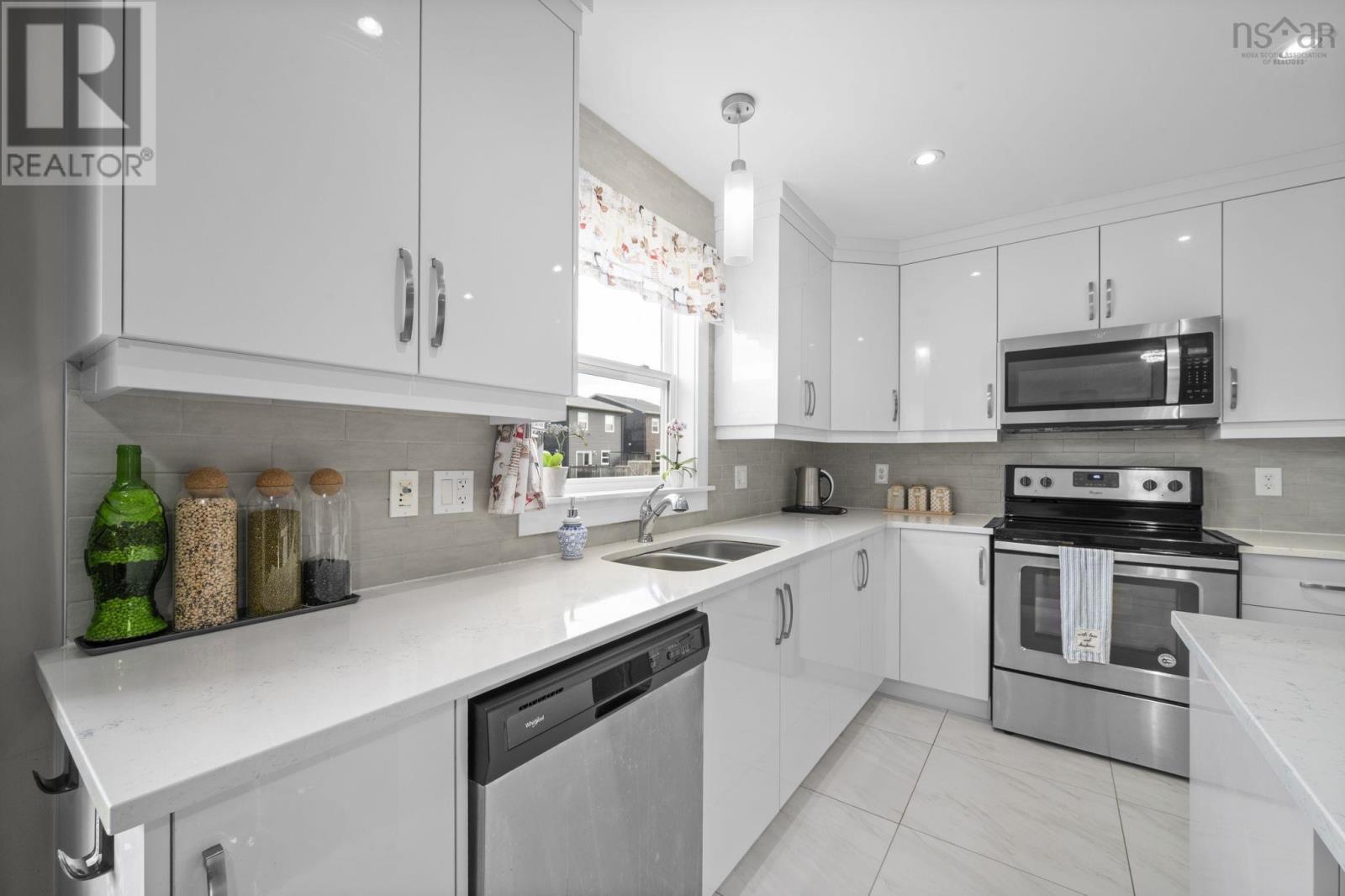 Property 21 of 48 of 182 Titanium Crescent