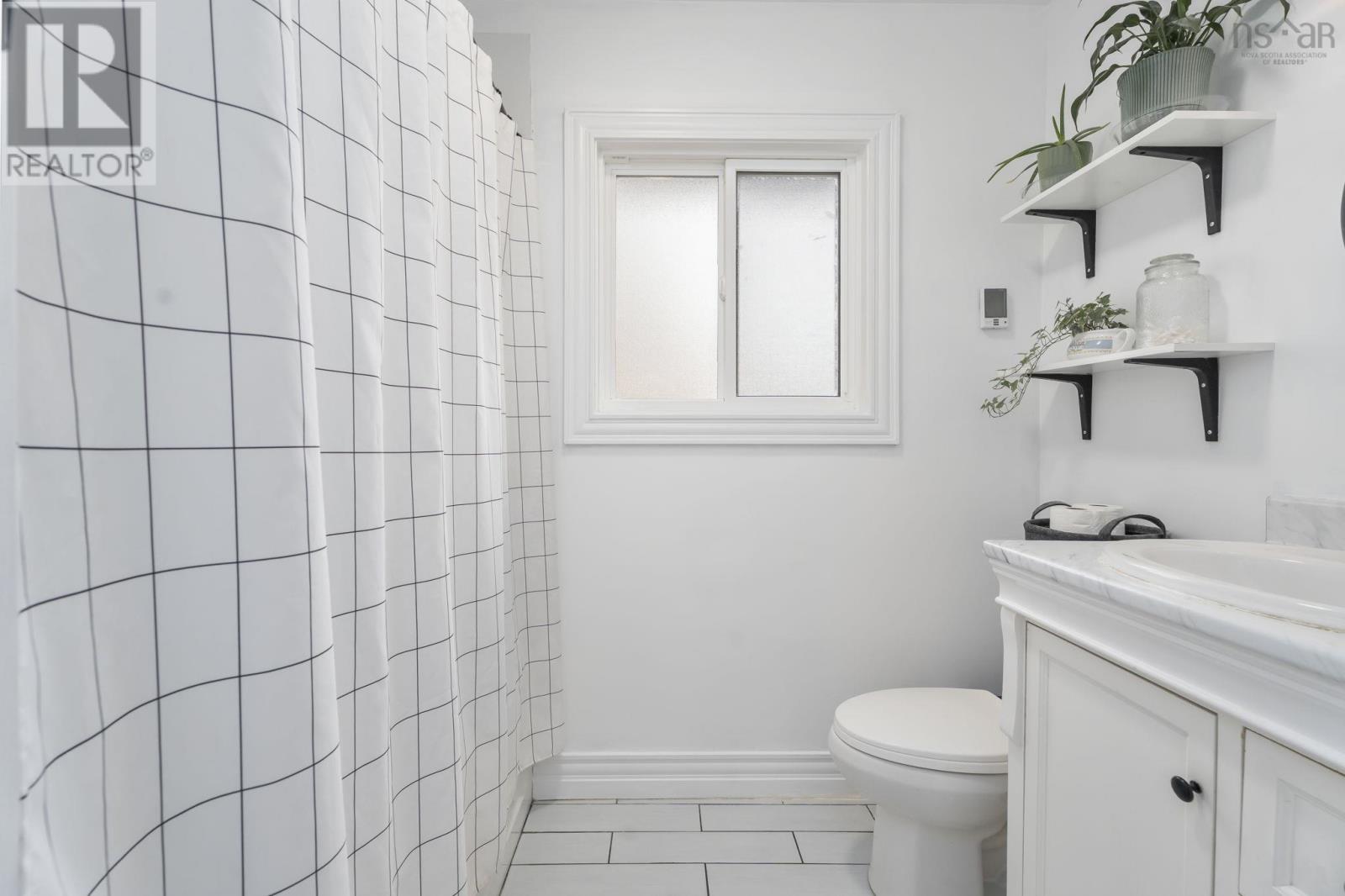 Property 22 of 44 of 143 Amaranth Crescent