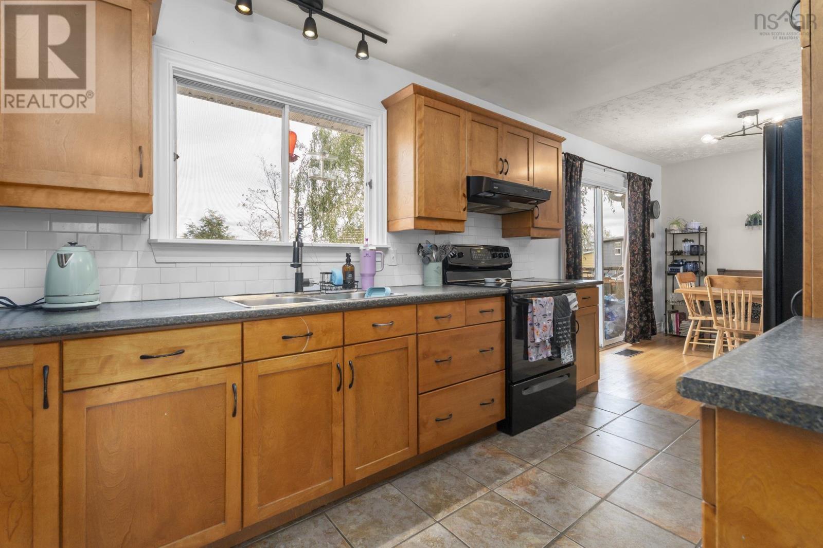 Property 14 of 44 of 143 Amaranth Crescent