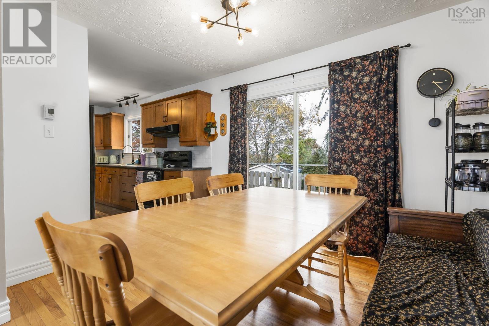 Property 10 of 44 of 143 Amaranth Crescent