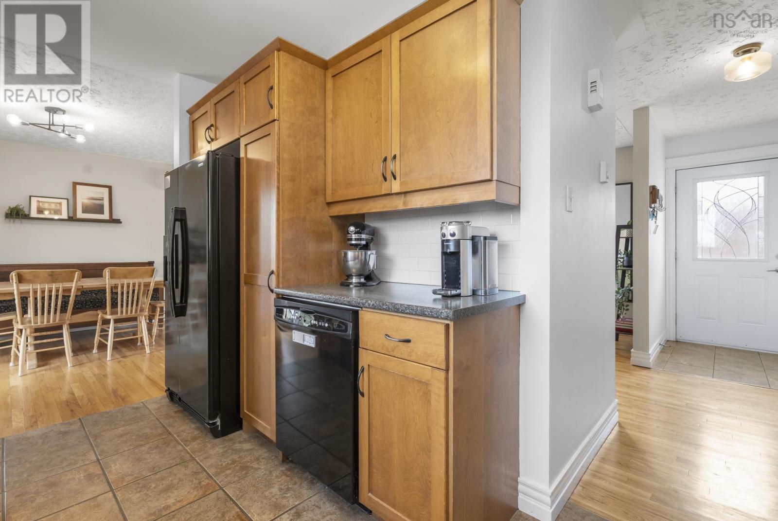 Property 15 of 44 of 143 Amaranth Crescent