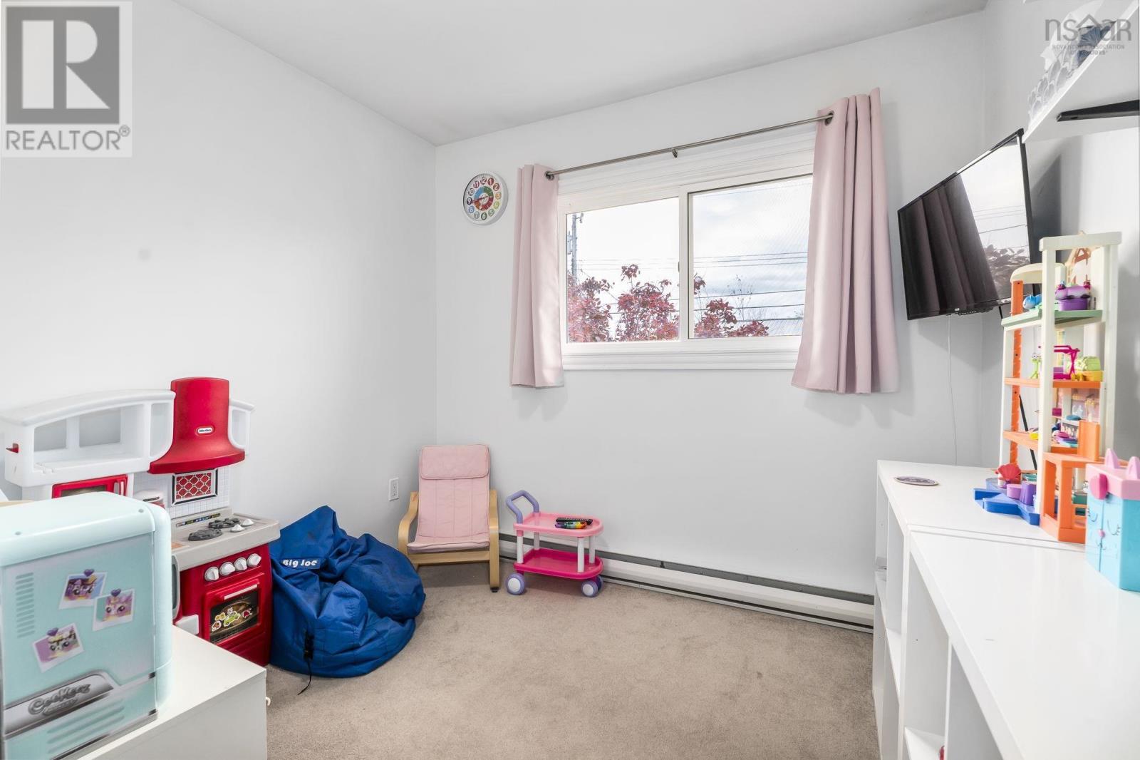 Property 20 of 44 of 143 Amaranth Crescent