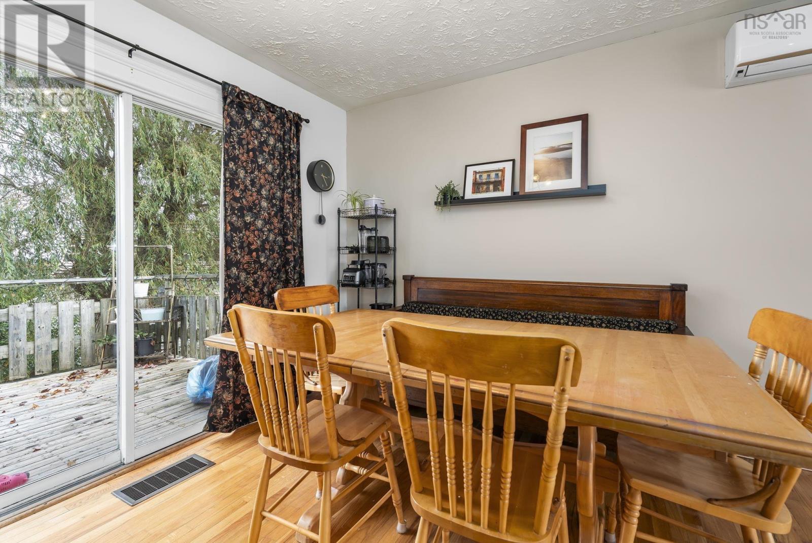 Property 11 of 44 of 143 Amaranth Crescent