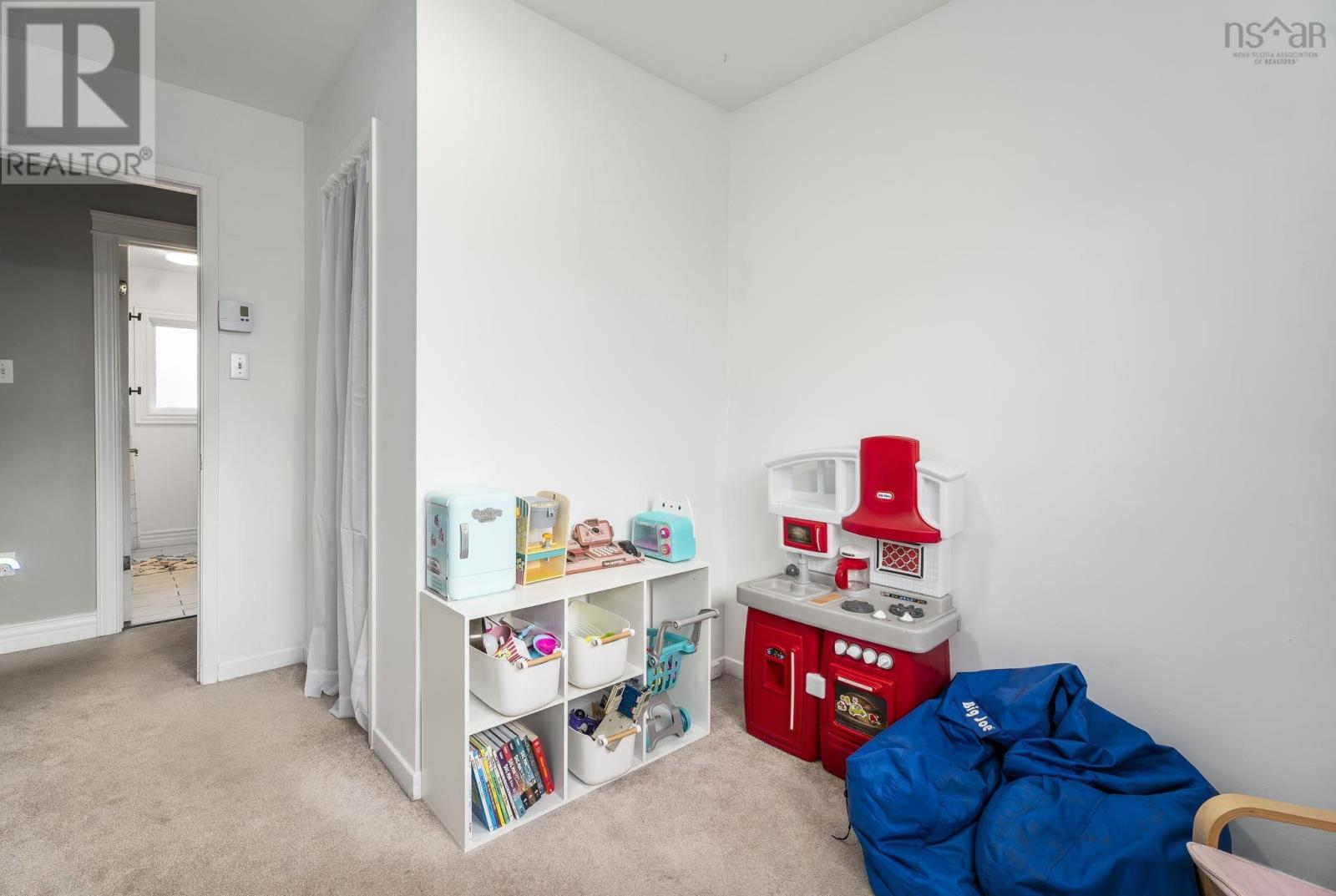 Property 21 of 44 of 143 Amaranth Crescent