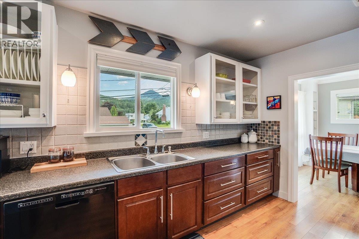 407 Willow Drive, Warfield