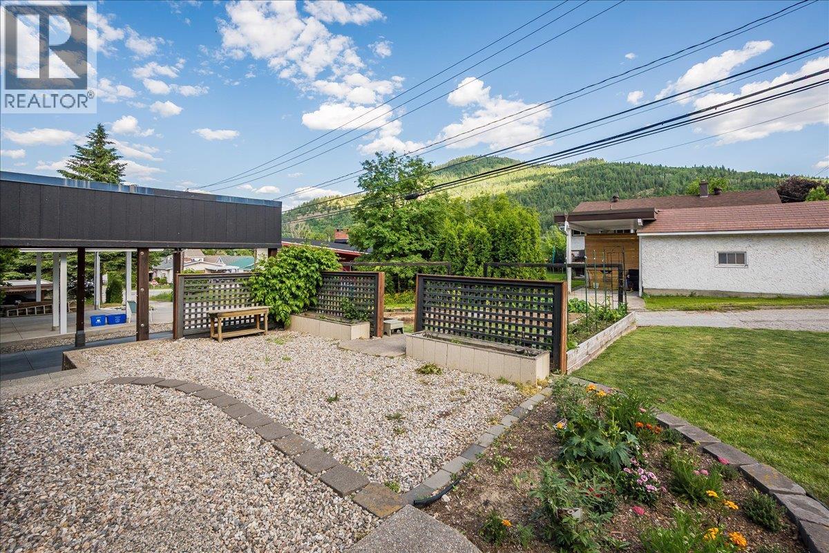 407 Willow Drive, Warfield