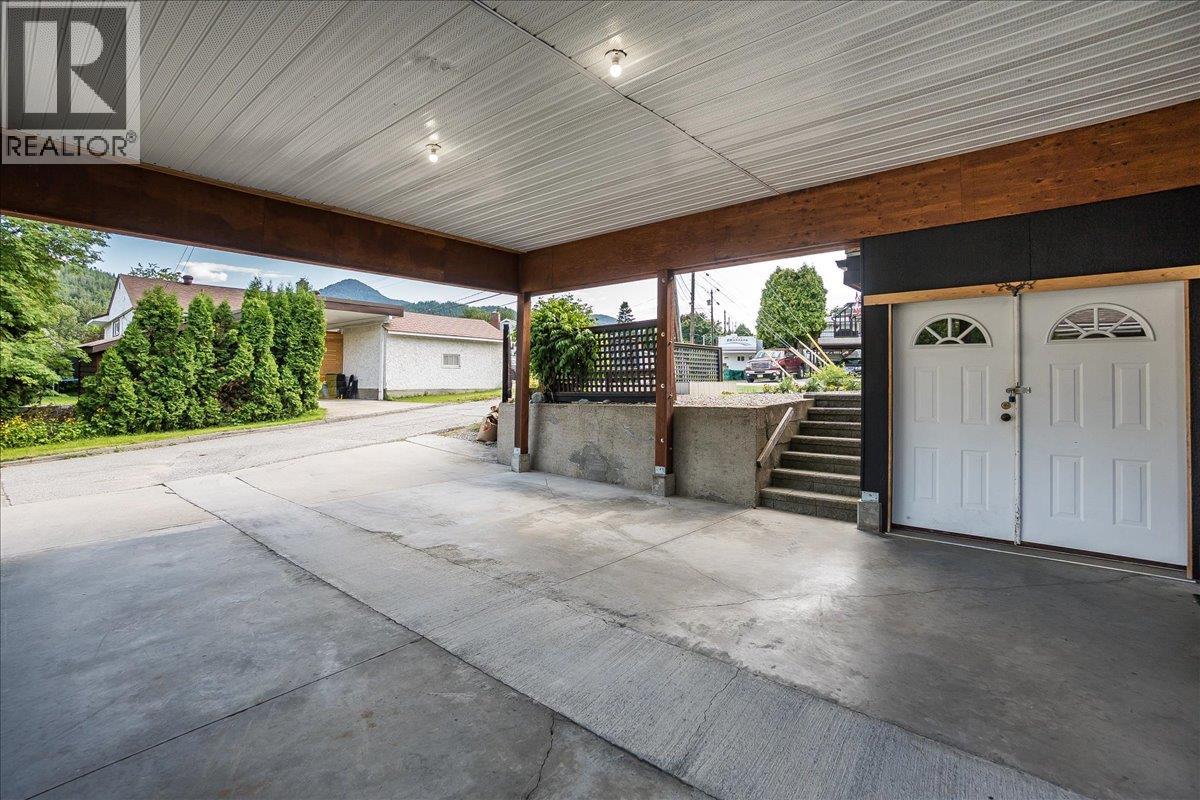 407 Willow Drive, Warfield