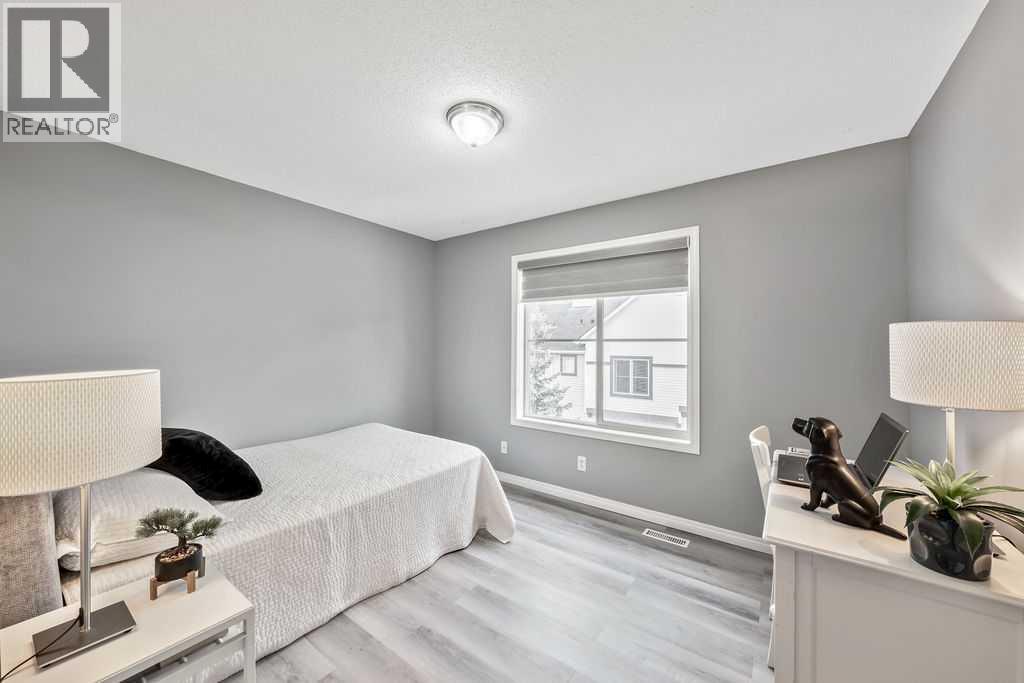 Single Family House 4 Level for Sale in  Everhollow Heights SW Evergreen Calgary 