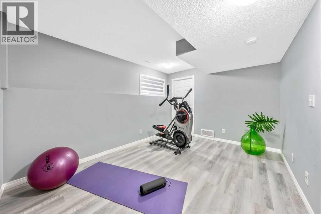 Single Family House 4 Level for Sale in  Everhollow Heights SW Evergreen Calgary 