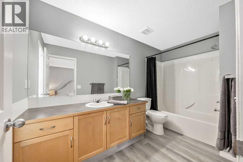 Single Family House 4 Level for Sale in  Everhollow Heights SW Evergreen Calgary 