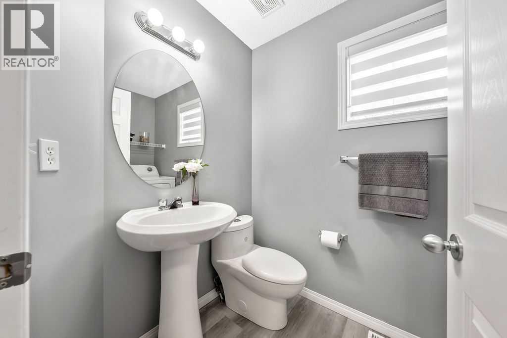 Single Family House 4 Level for Sale in  Everhollow Heights SW Evergreen Calgary 